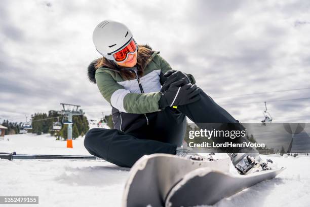 skiing injury stock - skiing accident stock pictures, royalty-free photos & images