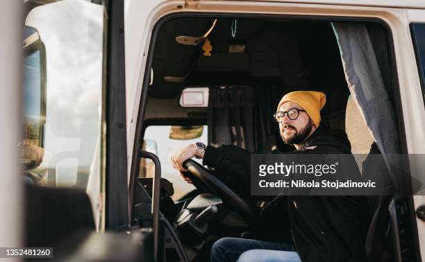 portrait of young caucasian bearded truck driver - truck driver 個照片及圖片檔
