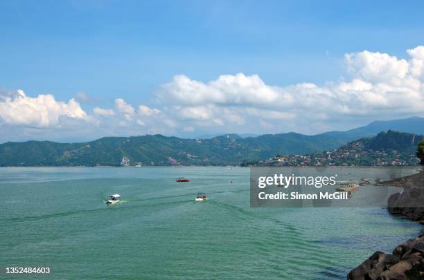 lake avándaro, valle de bravo, state of mexico, mexico - lagos state fotografías e imágenes de stock