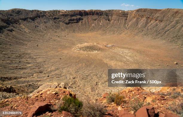 scenic view of desert against sky - cratera do meteoro arizona imagens e fotografias de stock