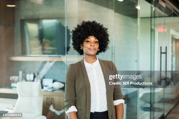 abogada confiada de pie fuera de la oficina - afro woman fotografías e imágenes de stock