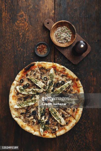 chicken pesto pizza - pizza italy restuarant stockfoto's en -beelden