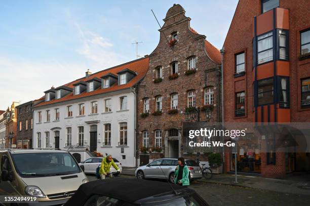 historisches restaurant "im schiffchen" am kaiserswerth-markt in düsseldorf - restaurant düsseldorf stock-fotos und bilder