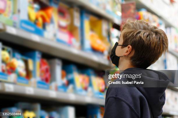 boy at toy store - leksaksaffär bildbanksfoton och bilder