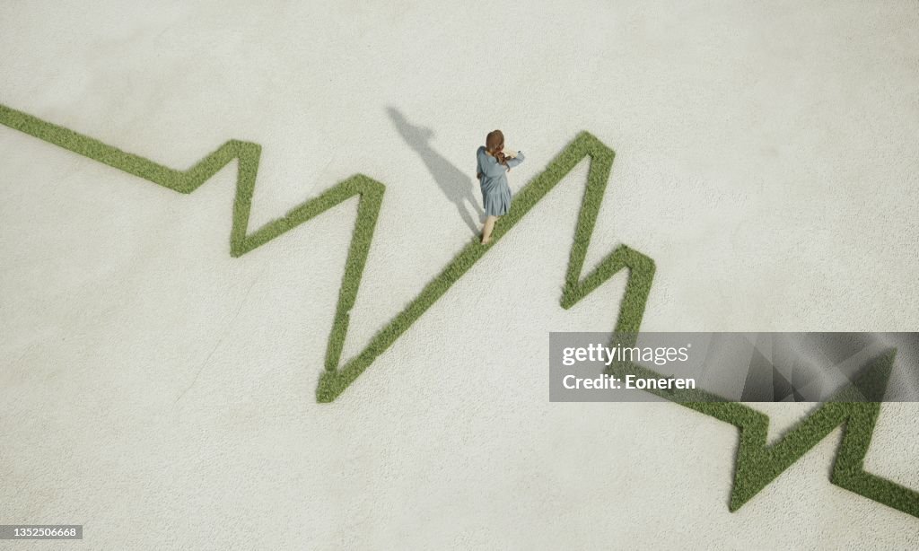 Frau, die auf grasbewachsenem Pulsspurendiagramm läuft