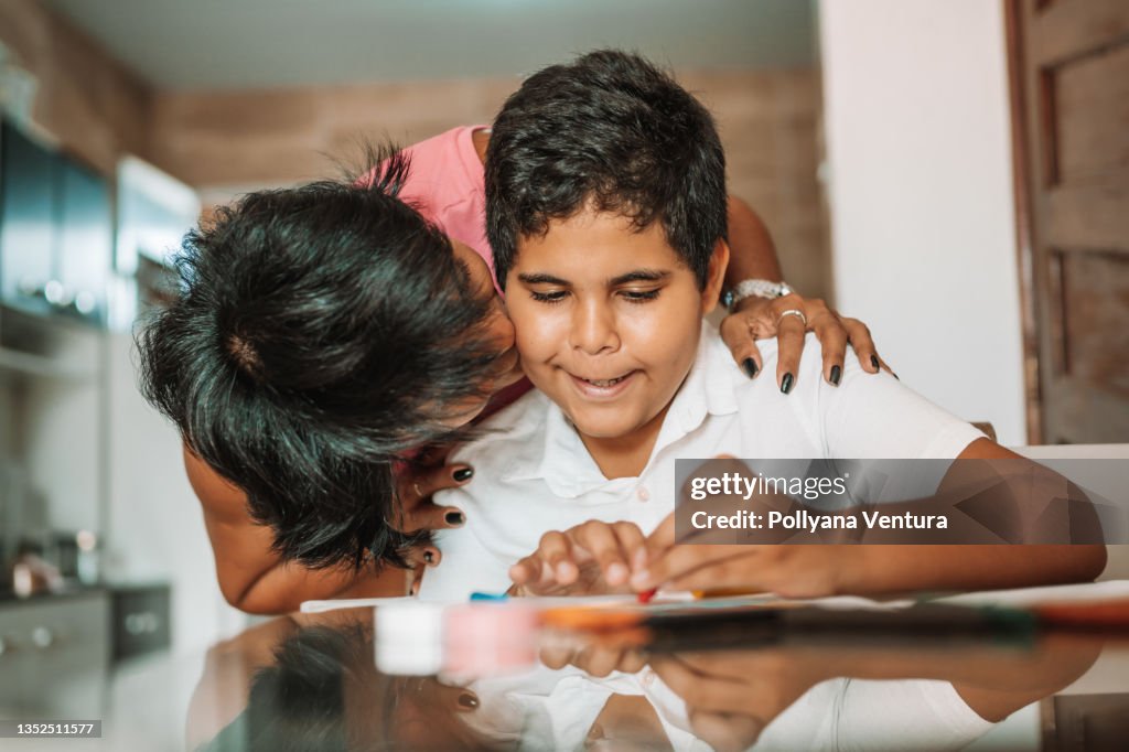 Madre besando al hijo