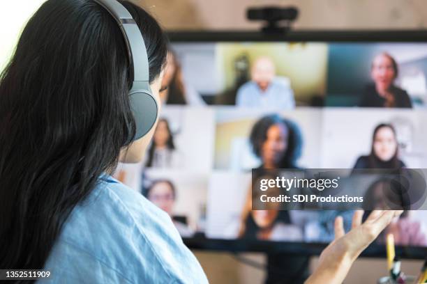 woman gestures during important video call - videogesprek stockfoto's en -beelden