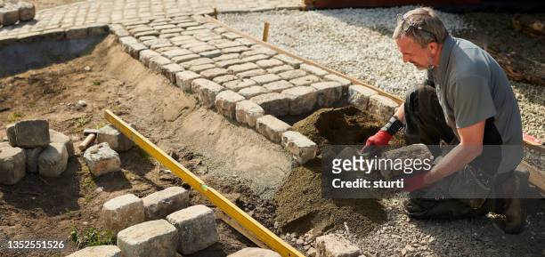 granite cobble path construction - laje imagens e fotografias de stock
