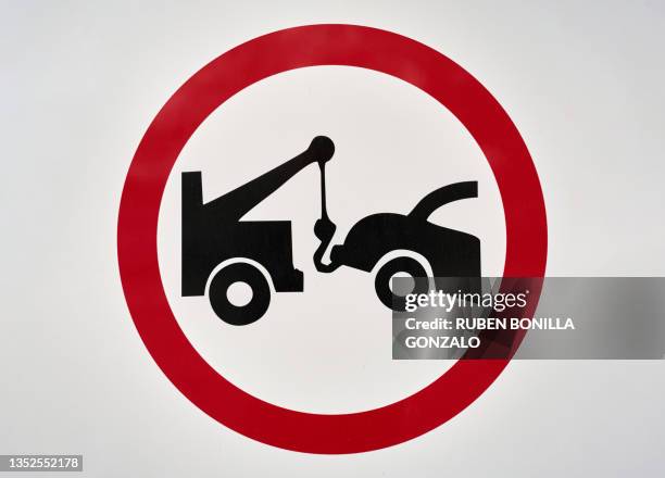 no parking tow away zone sign. tow-away zone sign, parking restriction sign on white background. - remolcar fotografías e imágenes de stock