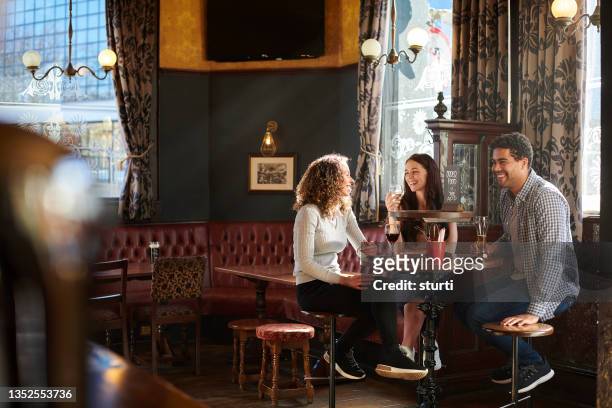 lunchtime pub drink - liverpool england stockfoto's en -beelden