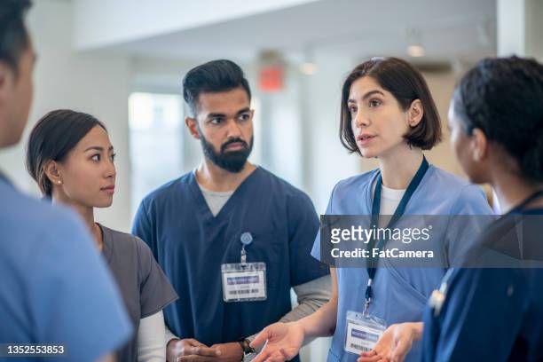 medizinisches teamtreffen - employees diversity stock-fotos und bilder