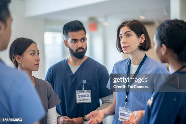 reunión del equipo de profesionales médicos - enfermeras quirúrgicas fotografías e imágenes de stock