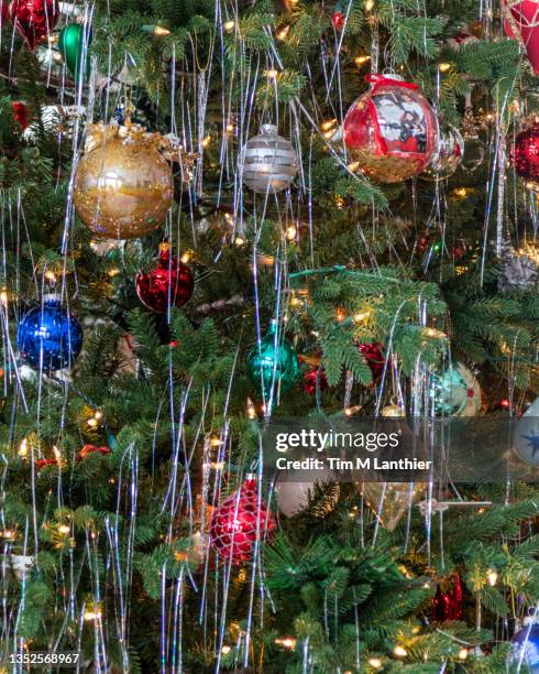 christmas ornaments on tree - lametta stock-fotos und bilder