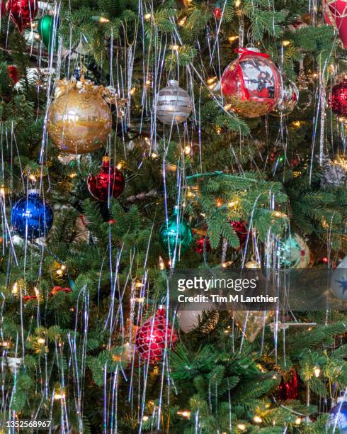christmas ornaments on tree - tinsel stock pictures, royalty-free photos & images