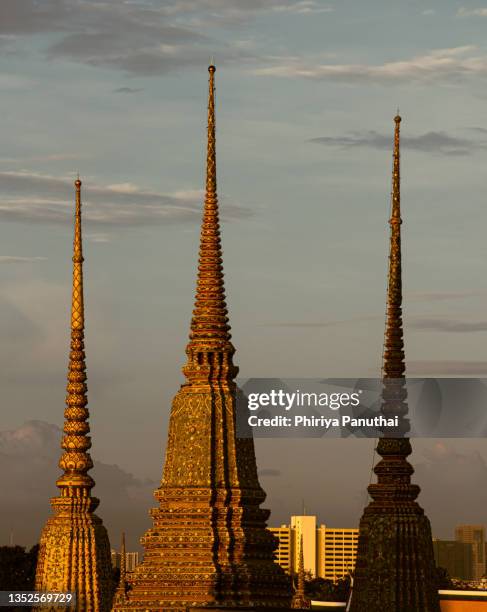close-up of richly ornate temple structures(stupas) of the wat pho temple in bangkok,thailand, asia. wat pho temple is among the best known of thailand's landmarks - provincie bangkok stockfoto's en -beelden