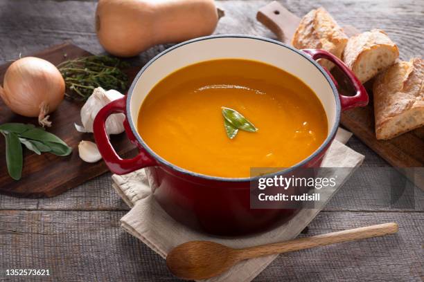 butternut squash soup - soep stockfoto's en -beelden