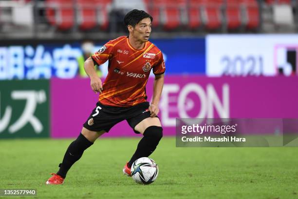 Kazuki Nagasawa of Nagoya Grampus in action during the J.League Meiji Yasuda J1 match between Nagoya Grampus and Tokushima Vortis at the Toyota...