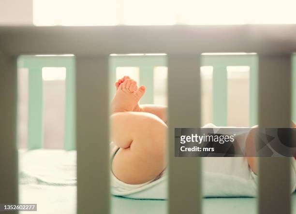 baby sleeping in crib - culla foto e immagini stock