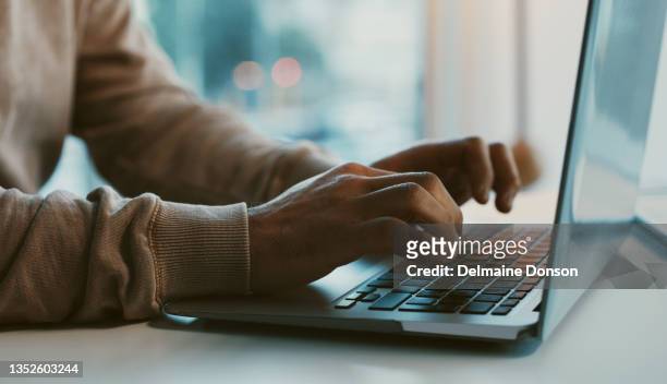 aufnahme eines nicht wiederzuerkennbaren geschäftsmannes, der im büro an seinem laptop arbeitet - laptop stock-fotos und bilder