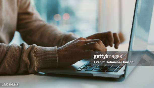 aufnahme eines nicht wiederzuerkennbaren geschäftsmannes, der im büro an seinem laptop arbeitet - computer schnittstelle stock-fotos und bilder