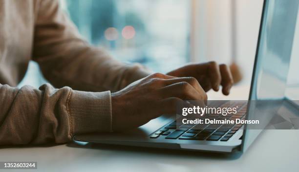 scatto di un uomo d'affari irriconoscibile che lavora sul suo laptop in ufficio - cercare foto e immagini stock