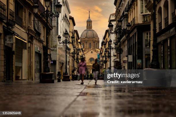 zaragoza stadtzentrum in der abenddämmerung, nordostspanien - stadt saragossa stock-fotos und bilder