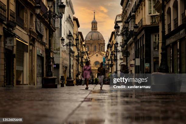 zaragoza stadtzentrum in der abenddämmerung, nordostspanien - provinz sarragossa stock-fotos und bilder