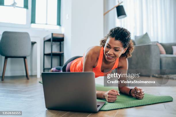 mujer deportista haciendo ejercicio en casa. - entrenador personal fotografías e imágenes de stock
