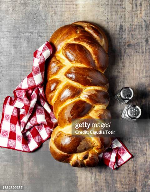 homemade braided bread on wooden background - geflochten stock-fotos und bilder
