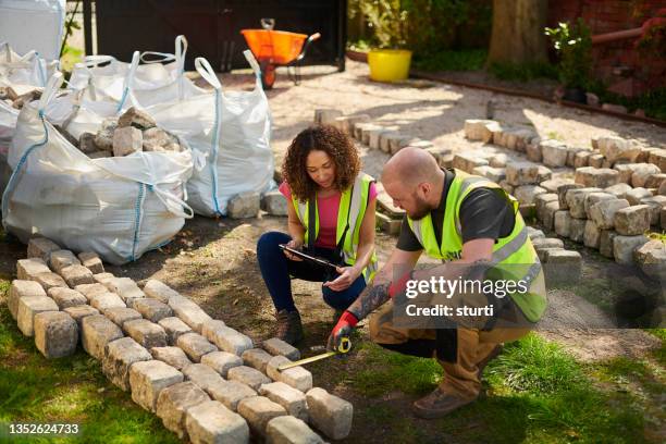 paesaggista con contractor - landscape gardener foto e immagini stock