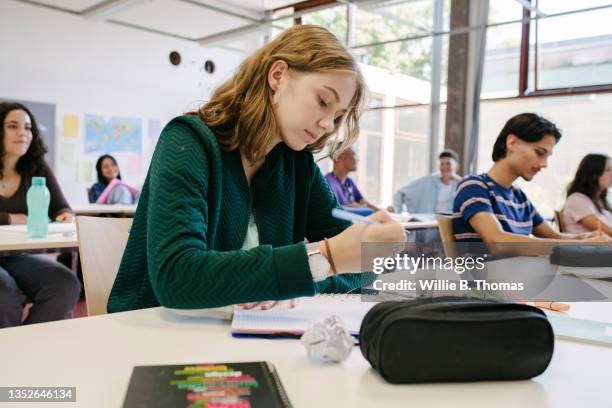 high school student working on task during class - alumno de último año de educación secundaria fotografías e imágenes de stock