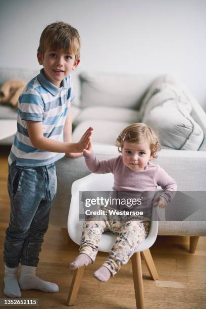 girl with bigger brother - broers en zussen stockfoto's en -beelden