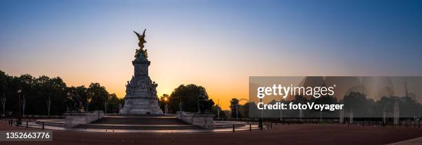 alba estiva londinese lungo il panorama di the mall st james's park - buckingham palace foto e immagini stock