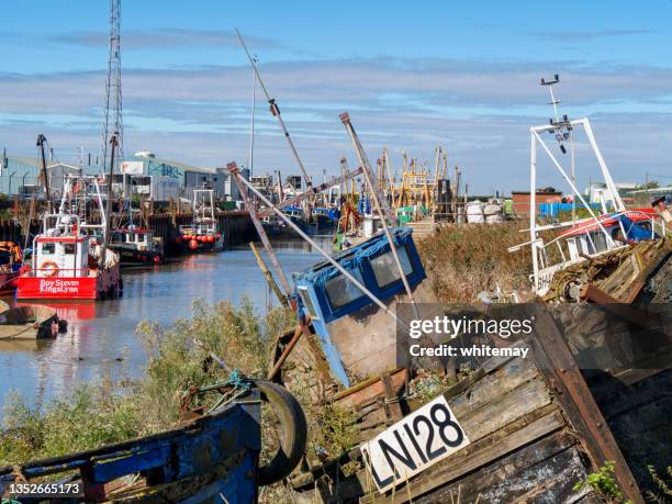 alte boote, die in der fisher fleet verfallen, king's lynn - kings lynn stock-fotos und bilder