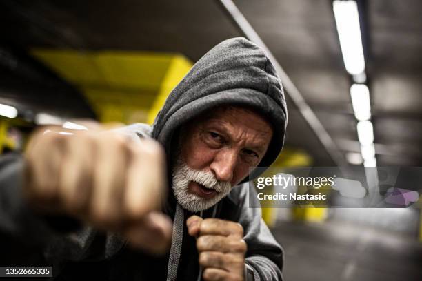 boxeo de pelea masculino senior - attack sporting position fotografías e imágenes de stock