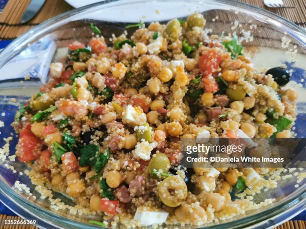 chickpea and quinoa salad - quinoa and chickpeas stock pictures, royalty-free photos & images
