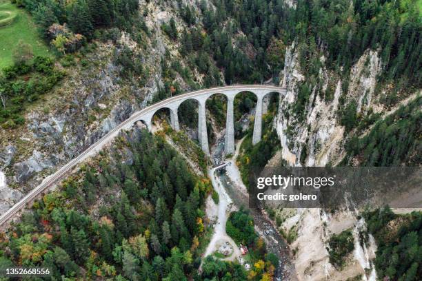 vista aerea su landwasserviadukt in svizzera - railway bridge foto e immagini stock