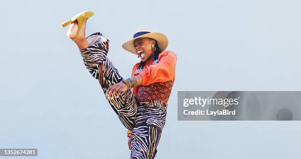 photo d’une belle jeune femme s’amusant contre un mur bleu - femmes africaines photos et images de collection