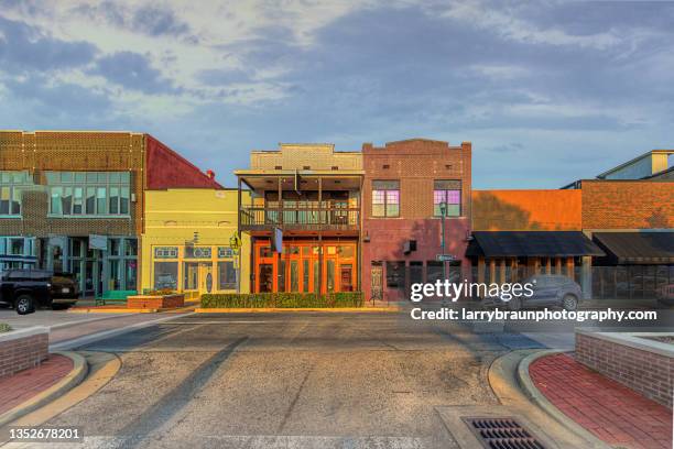 facades along 300 block of south main - arkansas foto e immagini stock