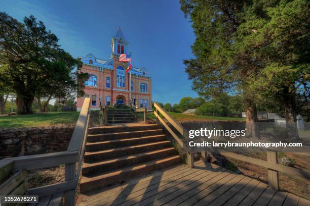 powhatan courthouse on the hill - ozark mountains fotografías e imágenes de stock