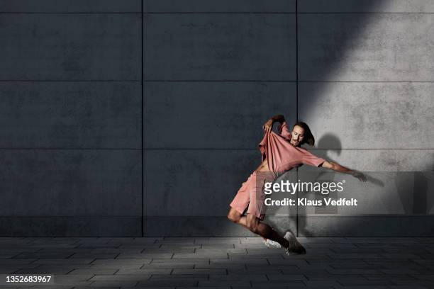 male ballet dancer balancing on toes - ziehen stock-fotos und bilder