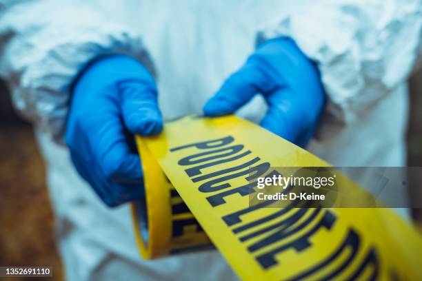 cinta de línea policial - yellow crime scene tape fotografías e imágenes de stock