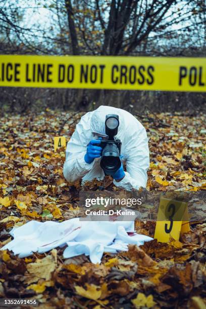 forensic scientist working at crime scene - crime scene stockfoto's en -beelden