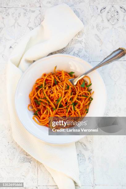 pasta with red pepper sauce - linguine photos et images de collection