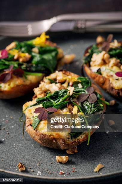 stuffed potato skins with spinacha and gorgonzola cheese - gorgonzola stockfoto's en -beelden