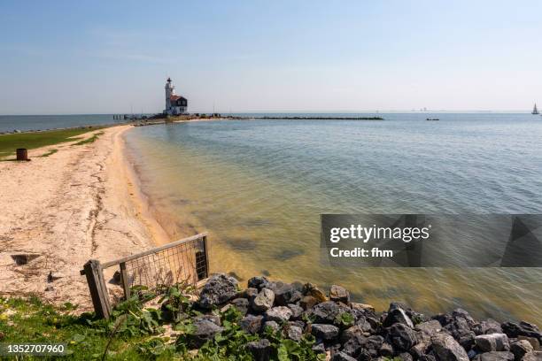 lighthouse paard van marken (marken, netherlands) - ijsselmeer stock pictures, royalty-free photos & images