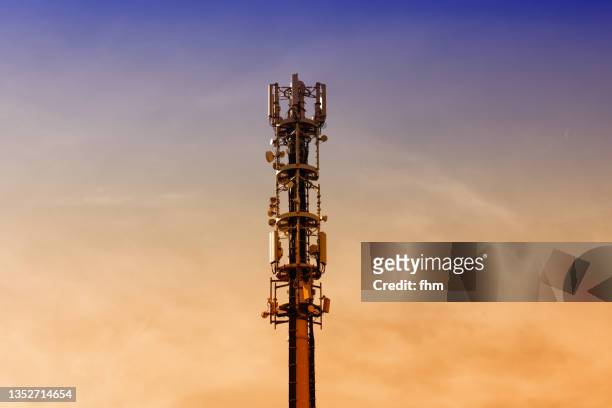 mobile phone antennas at sunset - 5g fotografías e imágenes de stock