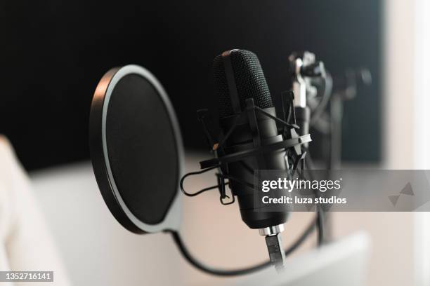 micrófono en un estudio de podcasting - microfoon fotografías e imágenes de stock