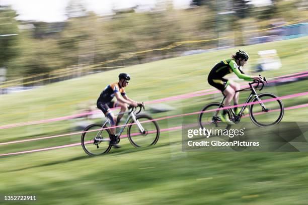 cyclocross-radrennfahrer - cyclo cross stock-fotos und bilder