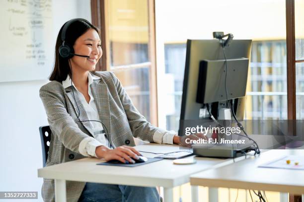 telemarketer working in the office - operadora imagens e fotografias de stock